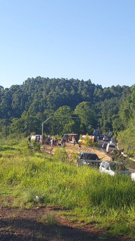Informações preliminares indicam que um caminhão bitrem que segue no sentido Xaxim–Chapecó teria tombado sobre os veículos - Vinicios Antonio Ranzan/NDTV/ND Mais