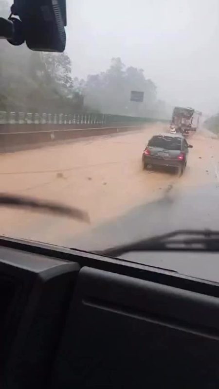 Alagamento no contorno viário causado por chuva intensa nesta segunda-feira (29), na Grande Florianópolis - Reprodução/Ricardo Pastrana/ND Mais