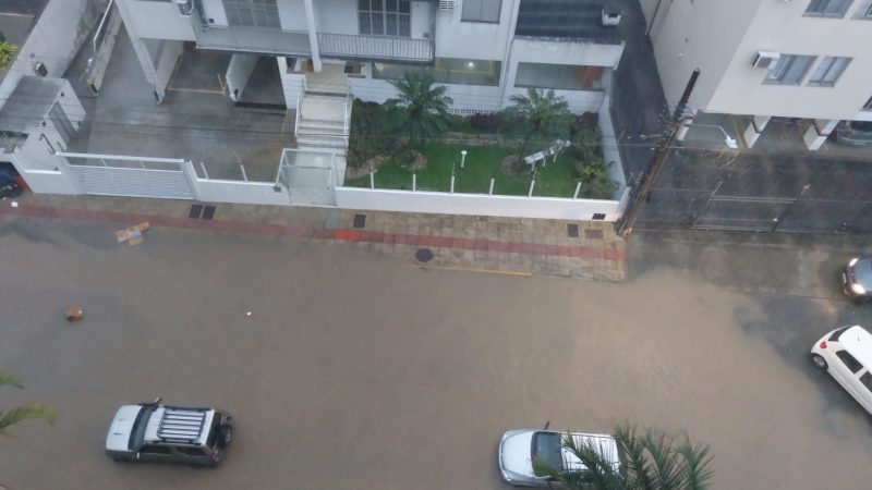 Rua ficou alagada após fortes chuvas atingirem Florianópolis - Reprodução/Katia Vendrame Guindani/ND Mais