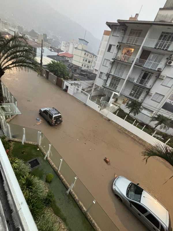 Forte chuva atingiu Florianópolis na tarde de segunda-feira (29) e manhã desta terça-feira (30) - Reprodução/Katia Vendrame Guindani/ND Mais