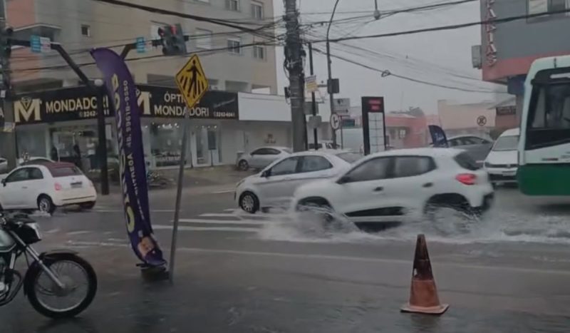 Avenidas do bairro Kobrasol, em São José, ficam debaixo d'água - Reprodução/Floripa Mil Grau/ND Mais