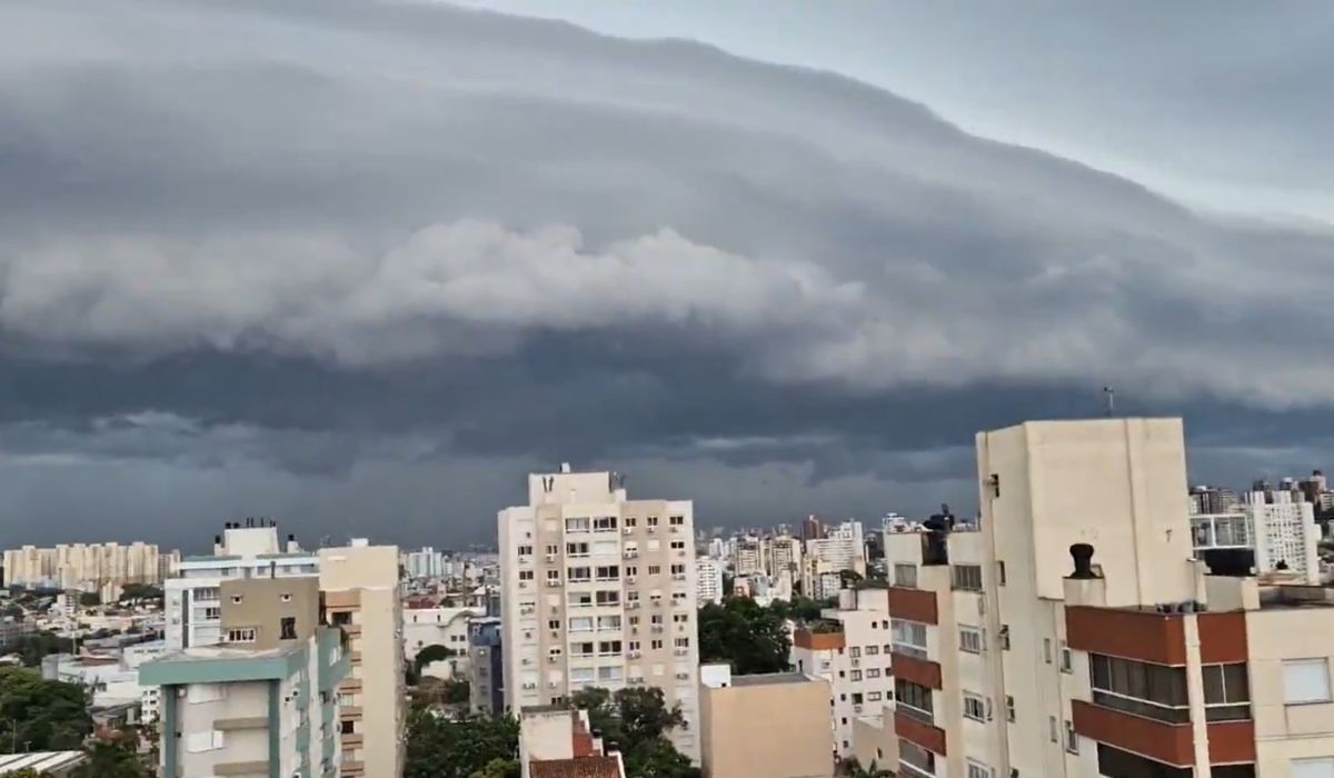 Moradores de Porto Alegre compartilham imagens do céu após Defesa Civil emitir o primeiro alerta severo pelo Cell Broadcast