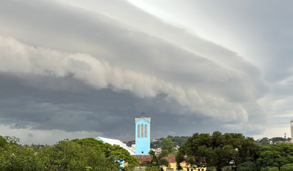 Moradores de Porto Alegre compartilham imagens do céu após Defesa Civil emitir o primeiro alerta severo pelo Cell Broadcast