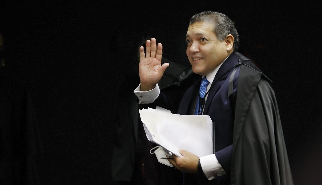 STF suspende bets municipais: liminar do ministro Nunes Marques impõe multa de R$ 500 mil ao dia a quem descumprir decisão.