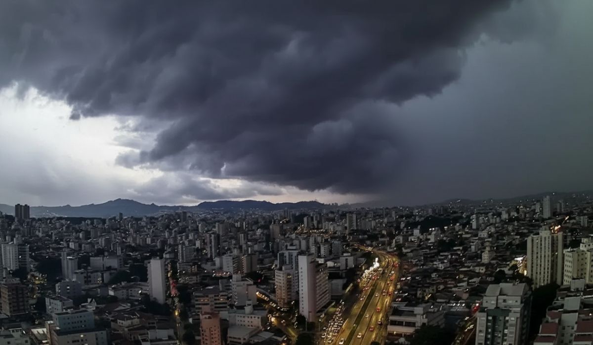 Brasil tem regiões com chance de microexplosões e tornados neste fim de semana; veja em quais estados contioutra.com - Brasil tem regiões com chance de microexplosões e tornados neste fim de semana; veja em quais estados