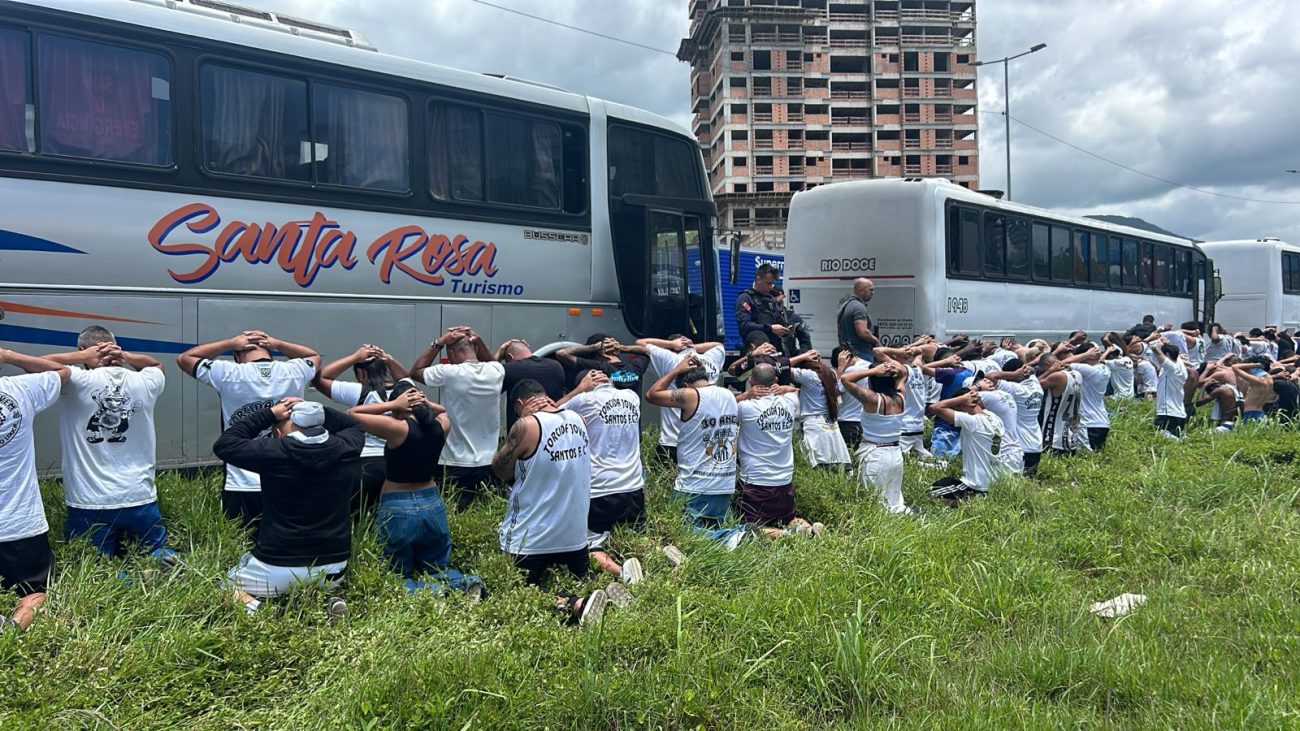Torcedores do Santos e Inter são detidos após briga violenta na BR-101 em SC