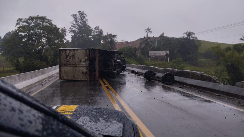 Caminhão interditou ponte na BR-470, em Rodeio - Divulgação/PRF/ND Mais