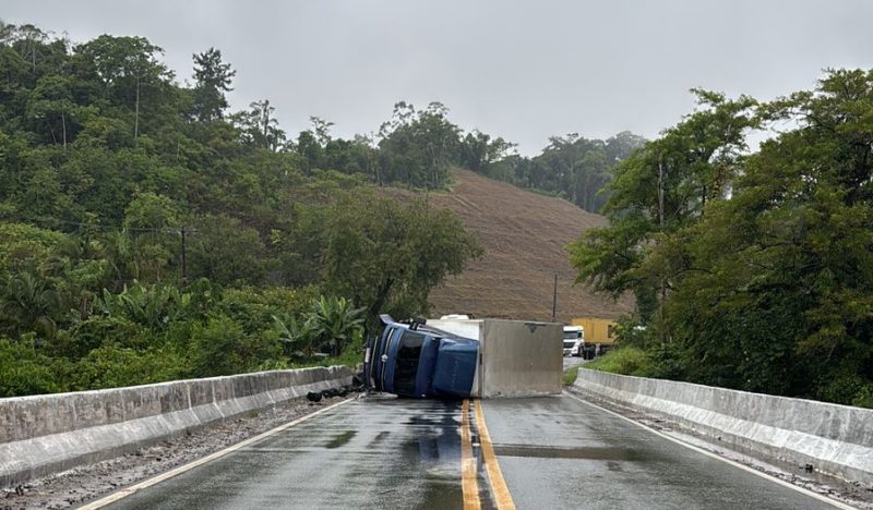 Caminhão interditou ponte na BR-470, em Rodeio - Divulgação/BV/ND Mais