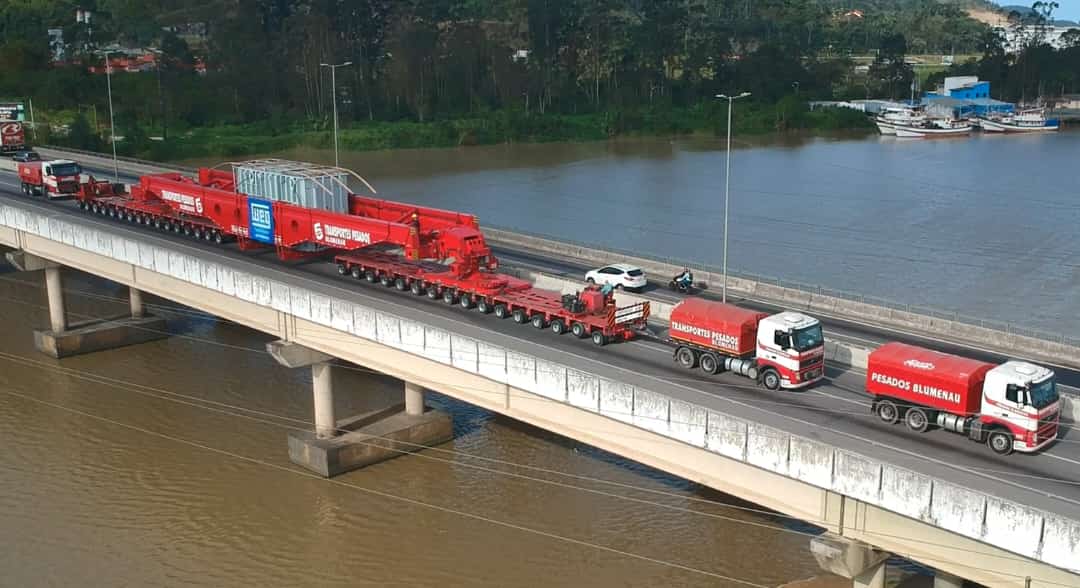 Carga de 5,4 metros de largura mobiliza operação e deve causar interrupções no trânsito de Blumenau - QTU Questões do Universo