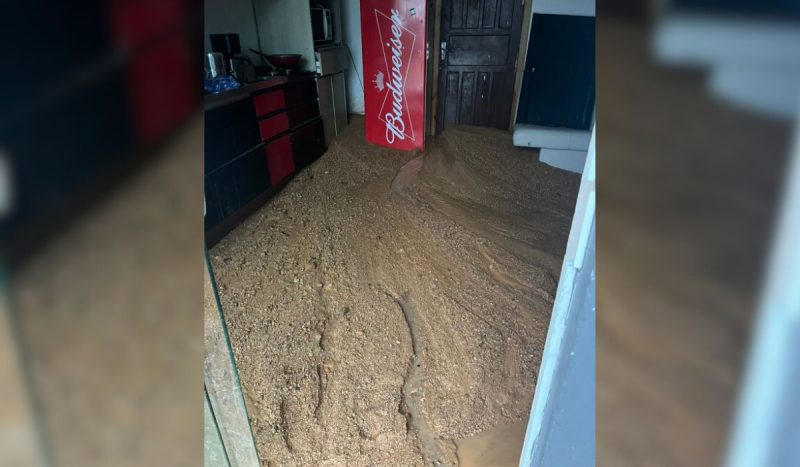 Moradores contabilizam estragos após destruição com chuvas na Grande Florianópolis - Kauê Alberguini/ND Mais