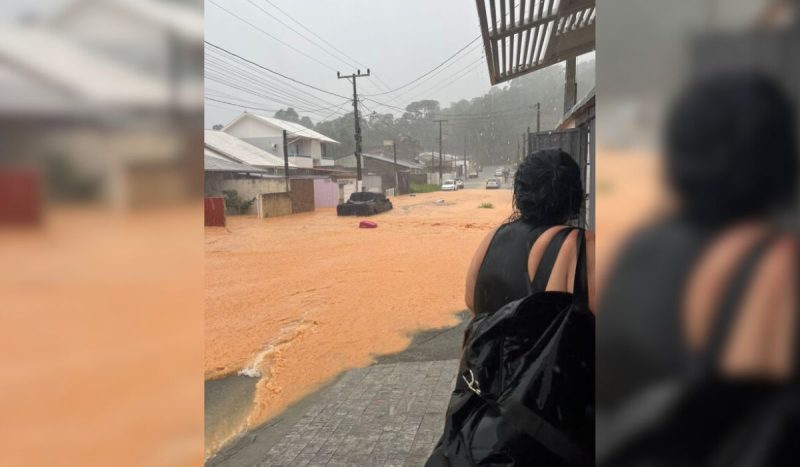 Rua Edgar Scheidt alagou durante a chuva na segunda-feira (29) - Kauê Alberguini/ND Mais
