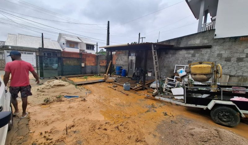 Ederson, morador do bairro Bela Vista, teve a casa atingida pelas fortes chuvas - Kauê Alberguini/ND Mais