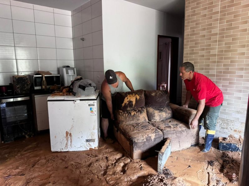 Famílias tiveram casa tomada pela lama em Palhoça após chuvas de segunda-feira (29) - Márcio Falcão/ND