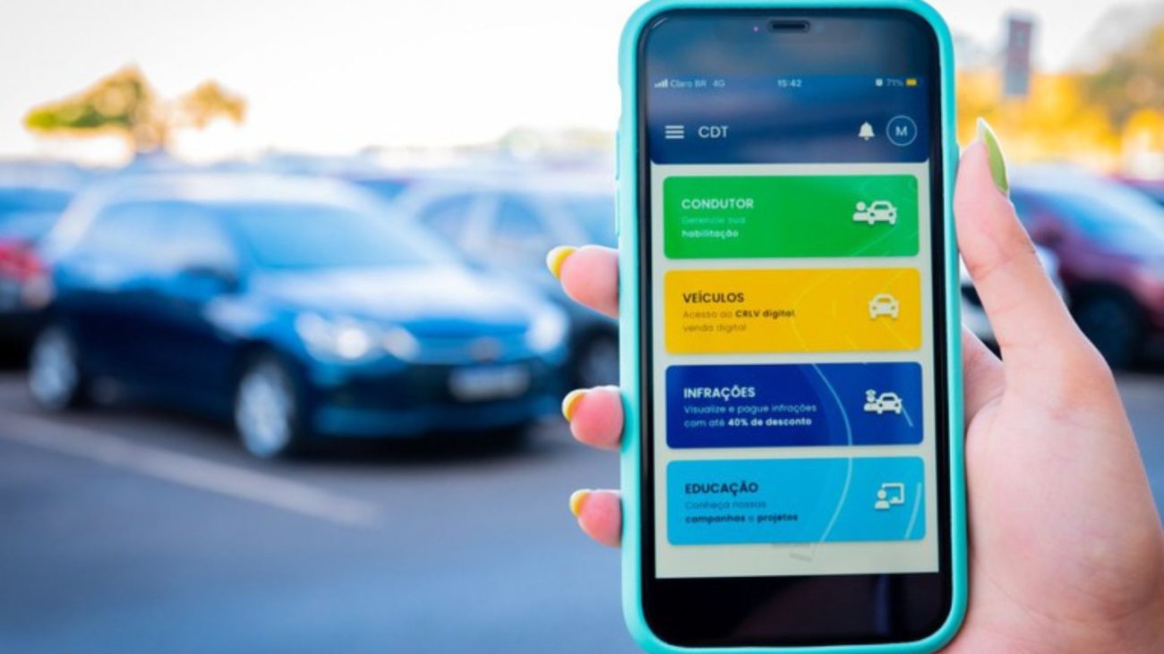 Durante a blitz, o agente pode verificar os dados diretamente no aplicativoFoto: Vosmar Rosa/MT/Reprodução/ND Mais