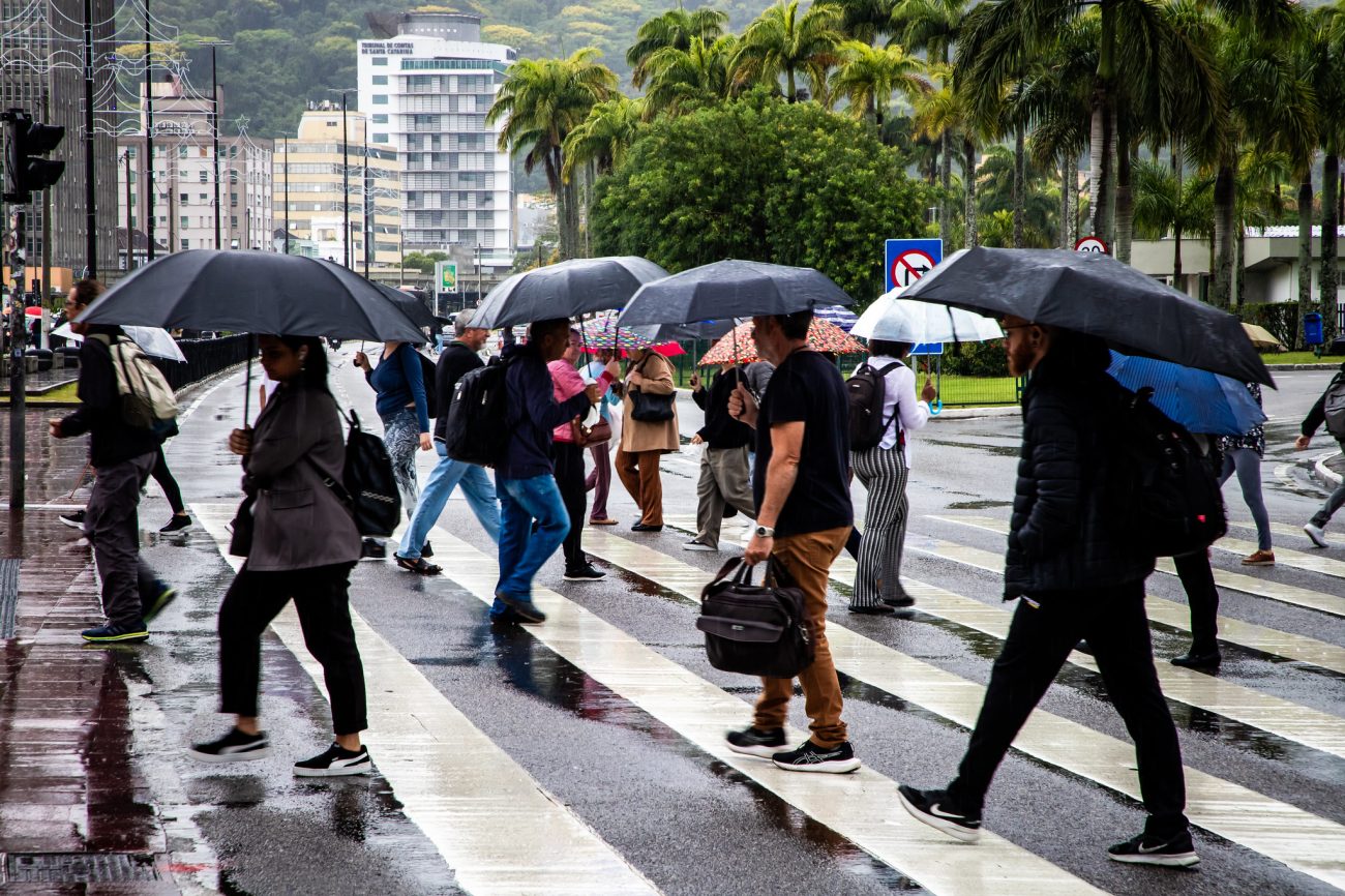 Chuva isolada em Florianópolis, semelhante à que ocorrerá no verão 2026