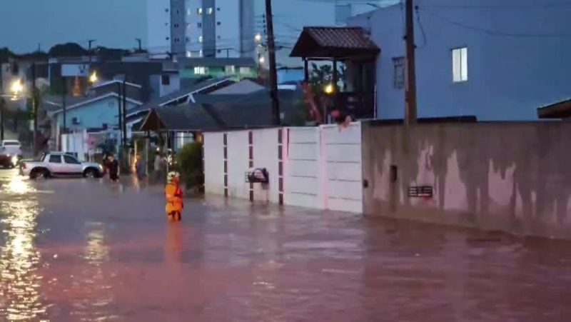 Residências foram invadidas pela água após enxurrada causada pelo forte volume de chuva, em Chapecó - Divulgação/ND Mais