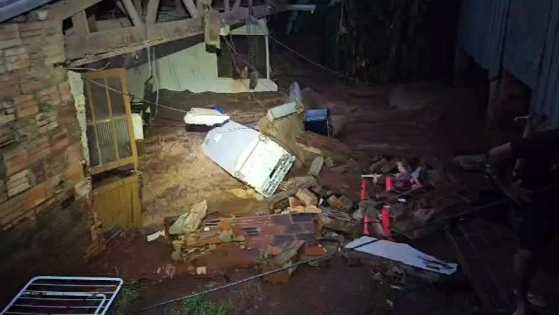 Moradores tiveram prejuízos com a perda de móveis e utensílios domésticos em Chapecó - Divulgação/ND Mais