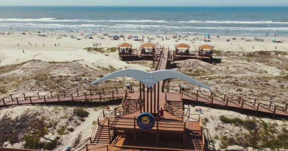 Imagem aérea de Balneário Gaivota, mostrado seu mar e sua estrutura do litoral, para indicar que além da festa de fim de ano a cidade também comemora 30 anos 