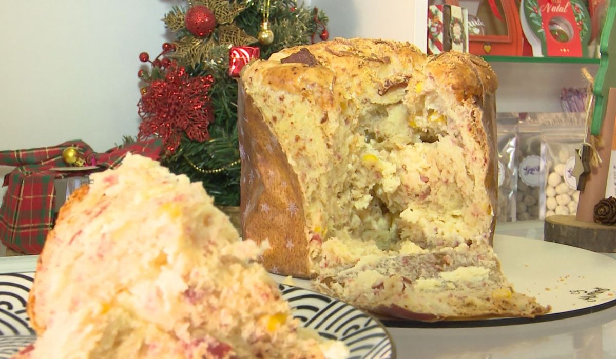 A massa é semelhante a versão tradicional do panetone, mas a diferença está na essência de fumaça que dá a essa opção um sabor defumadoFoto: Reprodução/Flavio Armanini/NDTV/ND Mais