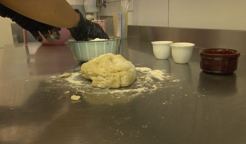 Massa é porcionada com cuidado antes de ganhar recheio cremoso e regional - Reprodução/Flavio Armanini/NDTV Record/ND Mais