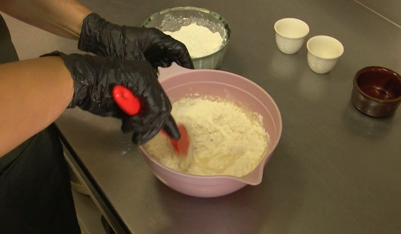 Fumaça líquida substitui essência doce e dá o toque defumado à massa - Reprodução/Flavio Armanini/NDTV Record/ND Mais