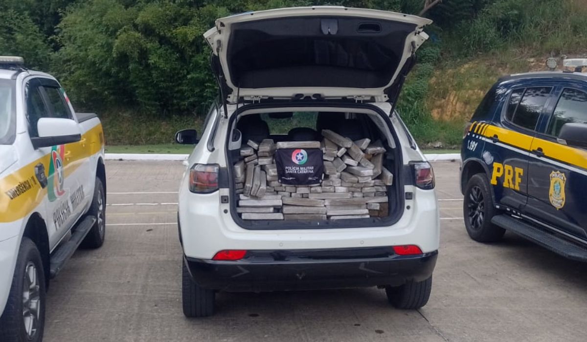 Quase meia tonelada de maconha &eacute; apreendida em carro clonado na divisa entre SC e PR