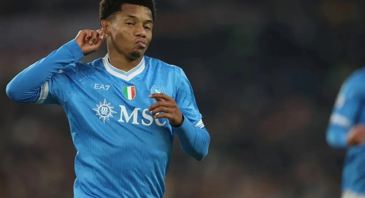 David Neres comemorando o gol da vitória da Napoli no clássico italiano contra a Roma, na última rodada da Serie A
