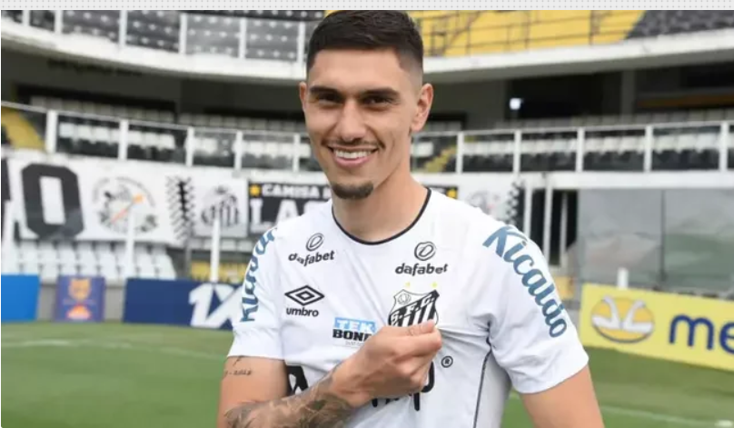 O zagueiro uruguaio Emiliano Velázquez, que já atuou no Santos e estava no Danúbio do Uruguai, não teve desfecho final para jogar no Avaí
