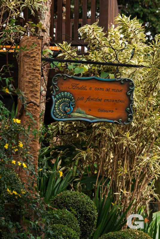 Esta placa está associada ao pavão, que São Bento usava como símbolo para alertar sobre a vaidade. - Gustavo dos Santos/Bosque São Bento/ND Mais