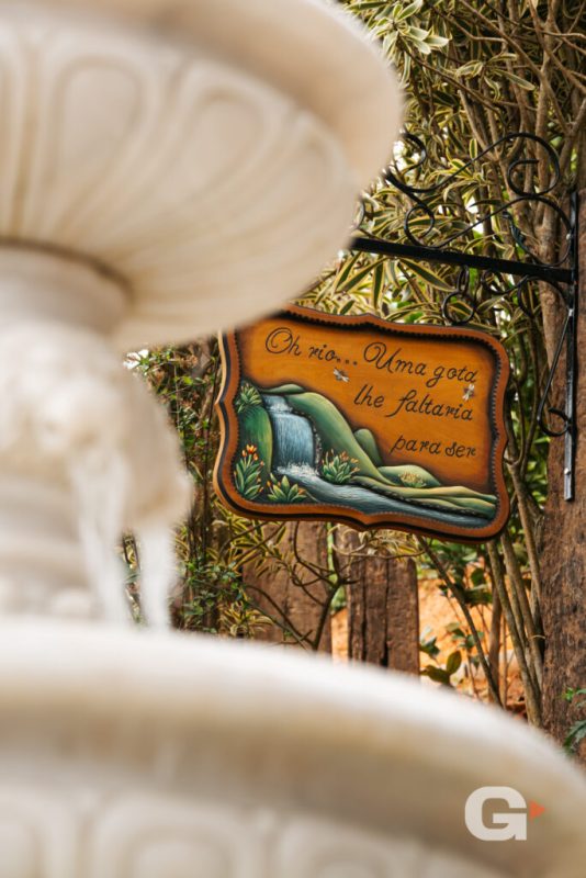 Esta placa está junto ao chafariz e se inspira em Santa Madre Teresa de Calcutá, que dizia “o mar seria menor se lhe faltasse uma gota” - Gustavo dos Santos/Bosque São Bento/ND Mais