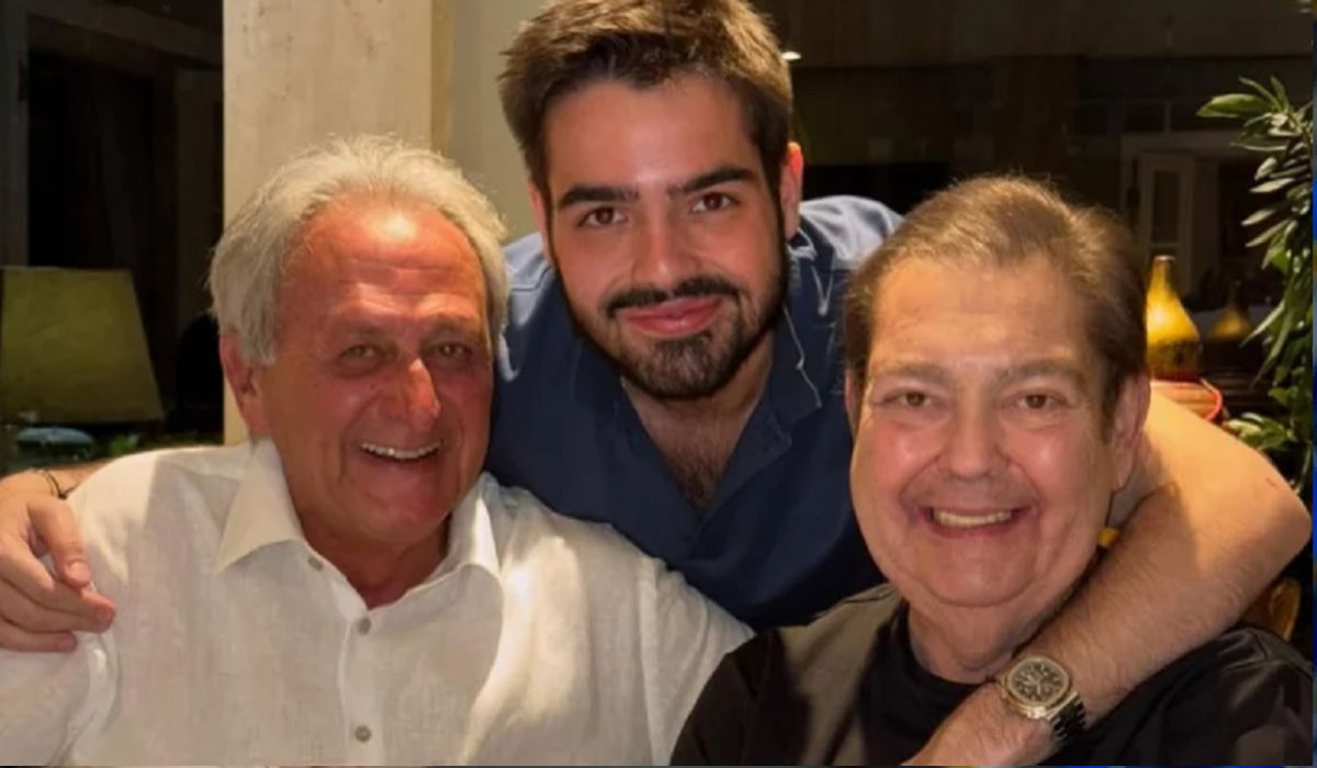 na foto aparece João Silva, ao lado do pai Faustão e do tio, comemorando a vida do apresentador de 75 anos