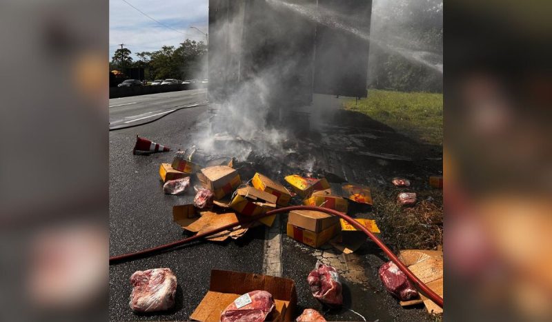 Parte da carga foi roubada por pessoas que passavam pelo pedágio da BR-101 - CBMSC/Divulgação/ND Mais