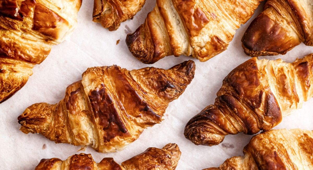 A comemoração com croissant e doces resultou em demissão, seguida de indenização ao colaboradorFoto: Freepik/Reprodução/ND Mais