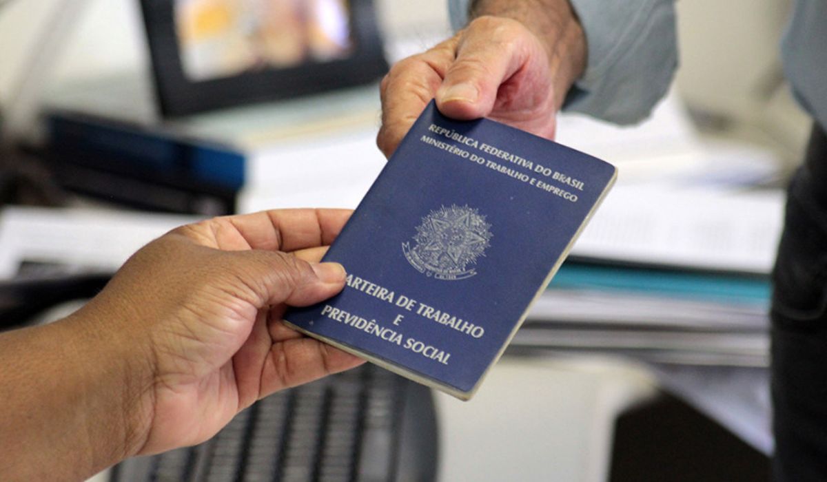 Foto de carteira de trabalho em matéria sobre vagas de emprego em SC
