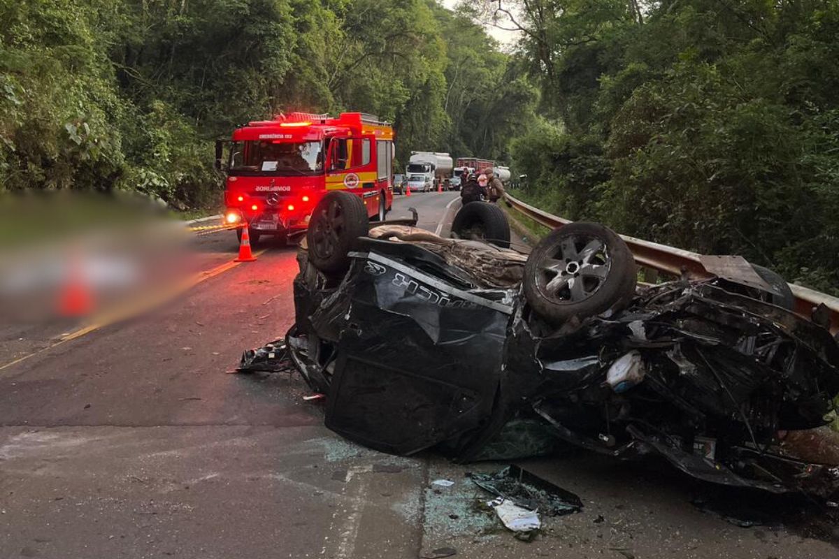 O veículo envolvido no acidente ficou completamente destruído, exigindo a presença do Corpo de Bombeiros no local.Foto: Divulgação/Corpo de Bombeiros Militar/ND Mais