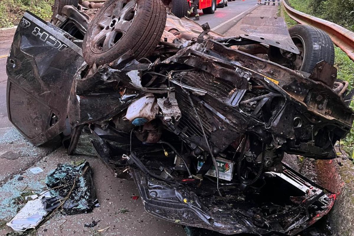 Testemunhas relataram que havia uma terceira pessoa no carro, que também recebeu atendimento médico.Foto: Divulgação/Corpo de Bombeiros Militar/ND