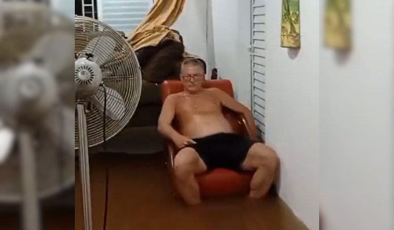 Debaixo d'água, idoso vê a casa alagar sem poder fazer nada em Florianópolis, na manhã desta terça-feira (30) - Arquivo pessoal/Rita de Cássia Malagoli