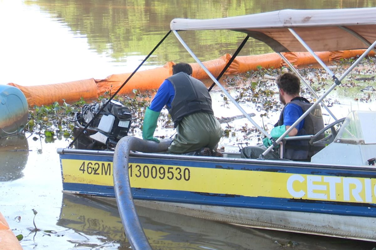 Retirada do óleo da água em Chapecó