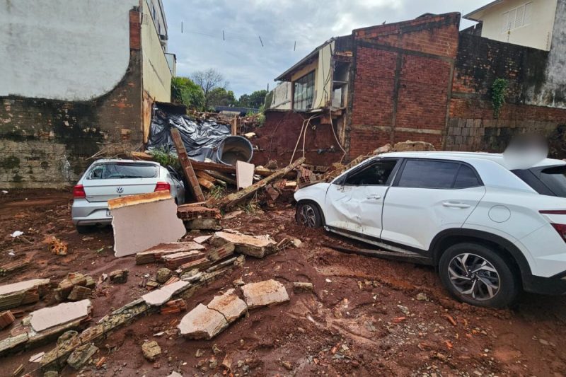 Um muro desabou sobre carros na noite de segunda-feira (29), em Chapecó. - Marcos Lewe/ND Mais