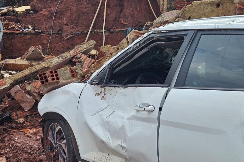 Em Chapecó, carro foi destruído pelas chuvas após muro desabar - Marcos Lewe/ND Mais