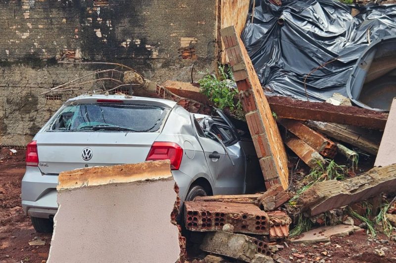 Um muro desabou sobre carros na noite de segunda-feira (29), em Chapecó. - Marcos Lewe/ND Mais