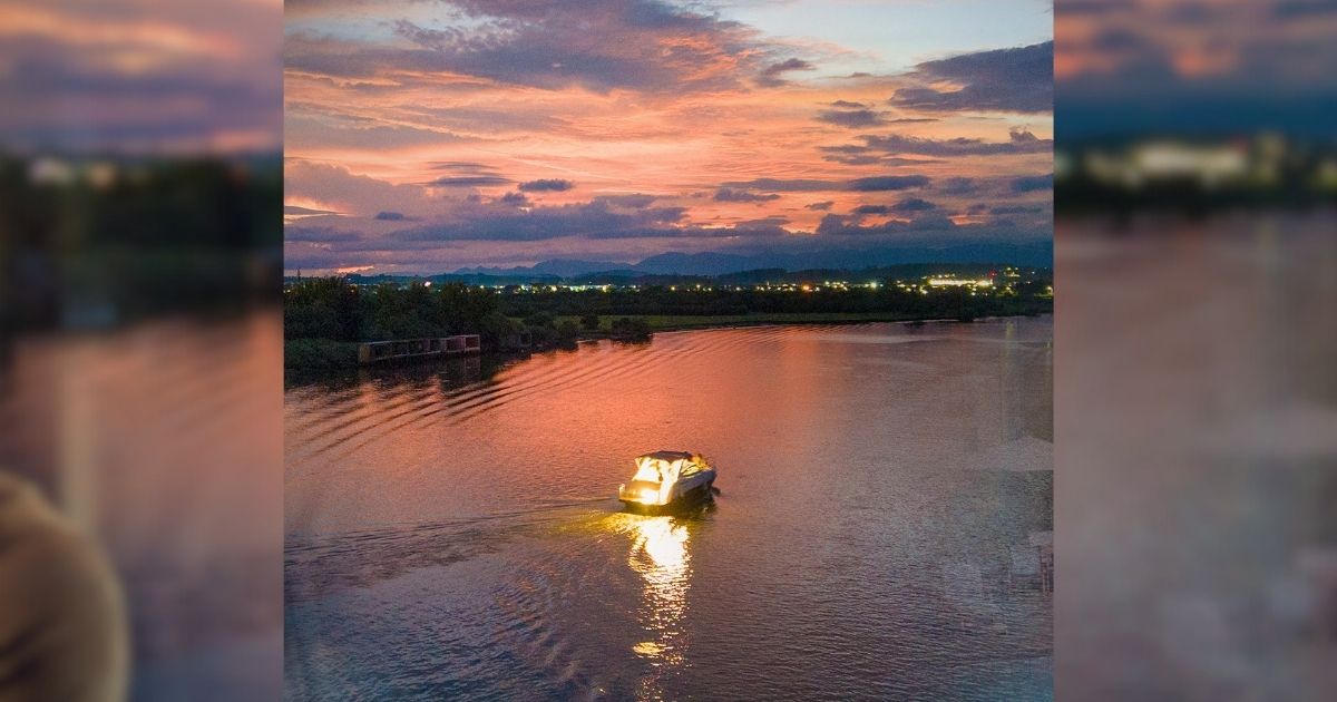 Imagem de um dos locais que será feito a virada do ano em Passo de Torres, mostrando o por do sol, para relacionar ao fato de que a Festa de Réveillon 2026 em Passo de Torres será centralizada no Campo à Beira-Mar de Bellatorres