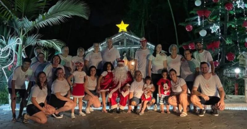 Vizinhos se unem e montam decoração de Natal gigante que atrai visitantes em rua de Joinville - Divulgação/Redes sociais/ND Mais