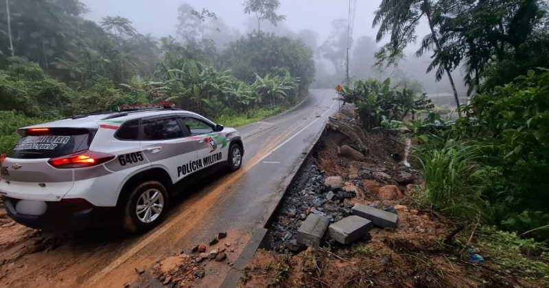 Estrada que liga cidades em SC é interditada após deslizamentos e danos na pista - Divulgação/Prefeitua de Massaranduba/ND Mais