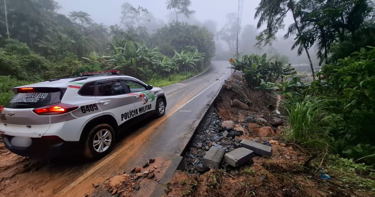 Estrada que liga cidades é interditada após deslizamentos e danos na pista devido a chuvas em SCFoto: Divulgação/Prefeitura de Massaranduba/ND Mais