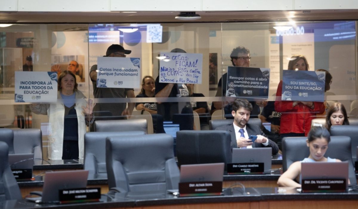 Votação de PL que quer proibir cotas em SC aconteceu em meio a protestos do Sinte-SC Foto: Rodrigo Corrêa/Agência AL