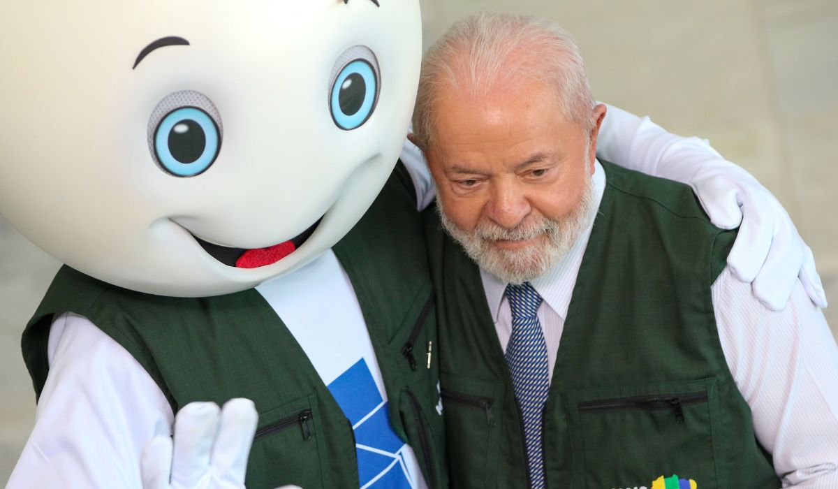 O presidente Luiz Inácio Lula da Silva, posa para foto o personagem Zé Gotinha durante sanção da lei do Mais MédicosFoto: Fabio Rodrigues-Pozzebom/Agência Brasil/Reprodução/ND Mais