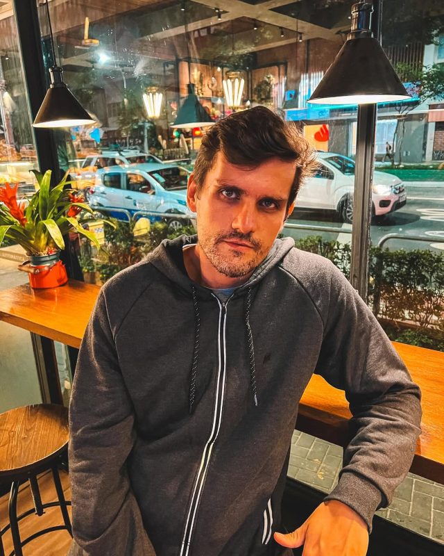 The former president will be played by American actor Jim Caviezel - who-is-the-Sc-actor-chosen-to-play-Carlos-Bolsonaro-in-a-film-about-the-former-president (11)