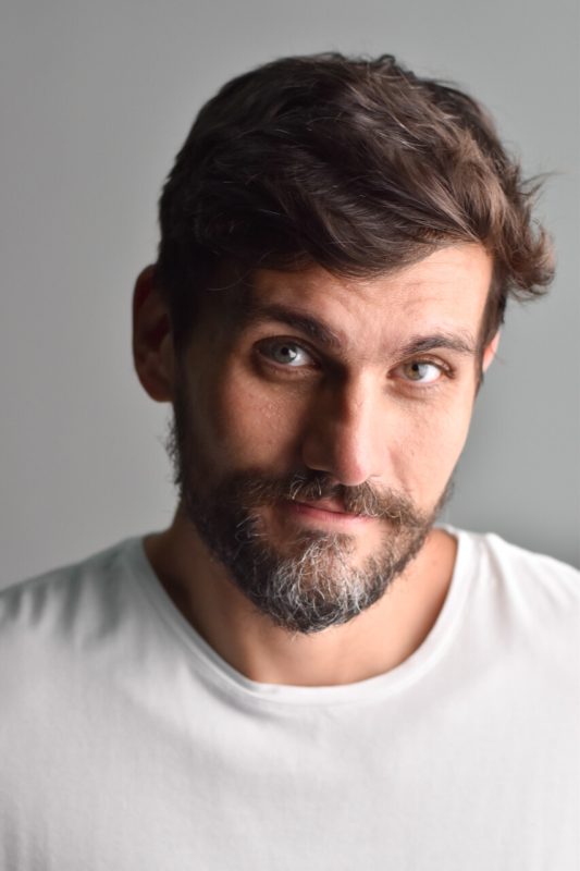 He currently lives in SP where he pursues a career as an actor, director and producer - AMANDA MIRELLA/ND