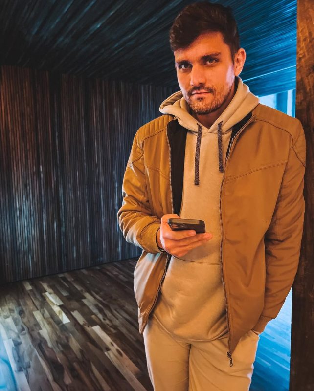 The film will be American-directed and written by Mario Frias - who-is-the-Sc-actor-chosen-to-play-Carlos-Bolsonaro-in-a-film-about-the-former-president (9)